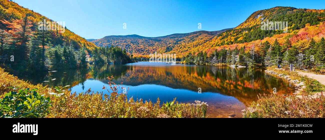Splendido panorama del lago blu nelle montagne del New Hampshire durante il fogliame di picco dell'autunno Foto Stock