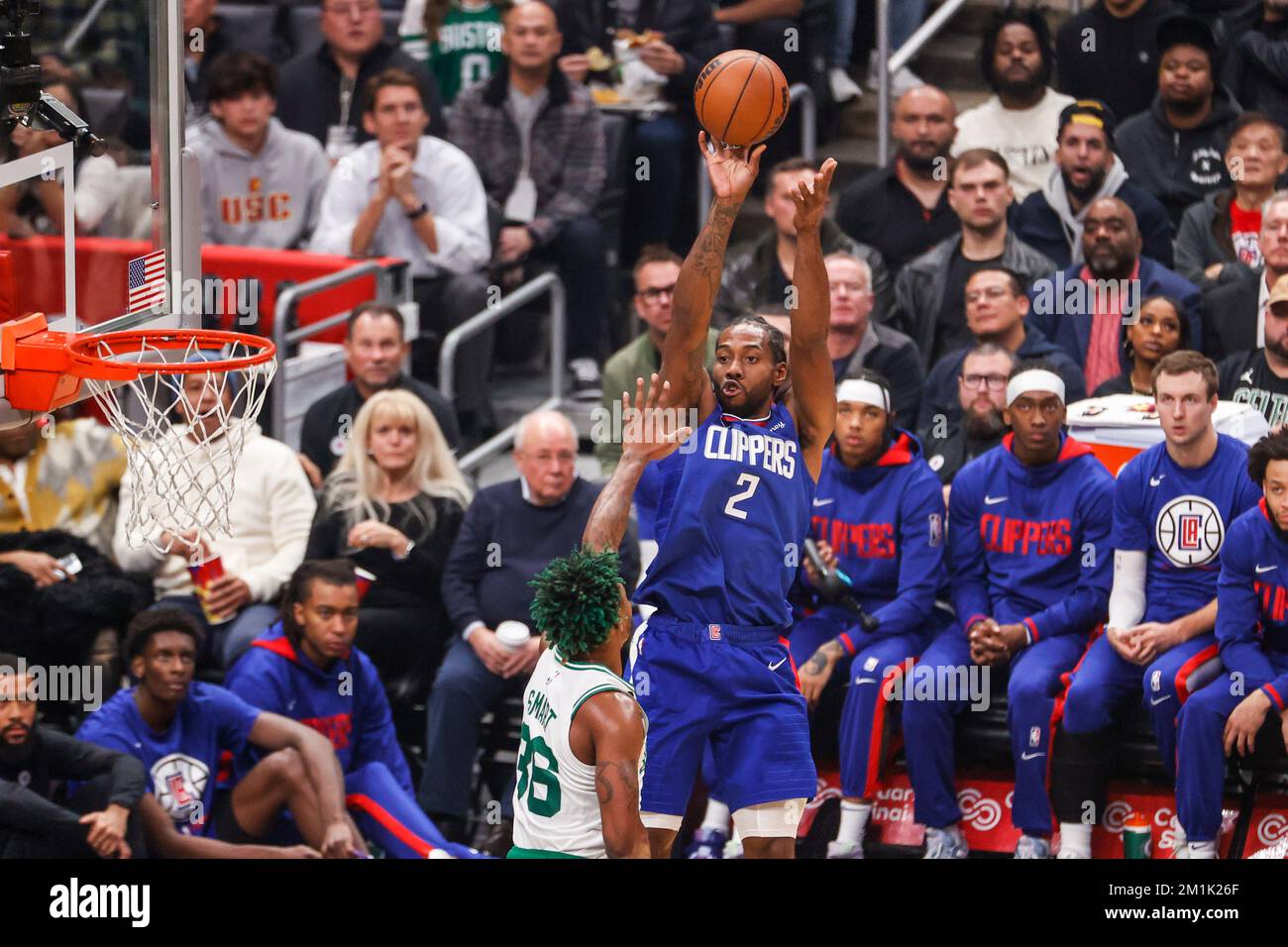 Los Angeles, California, Stati Uniti. 12th Dec, 2022. Los Angeles Clippers Forward Kawhi Leonard (2) spara contro la guardia dei Boston Celtics Marcus Smart (36) durante una partita di basket NBA lunedì 12 dicembre 2022 a Los Angeles. (Credit Image: © Ringo Chiu/ZUMA Press Wire) Foto Stock