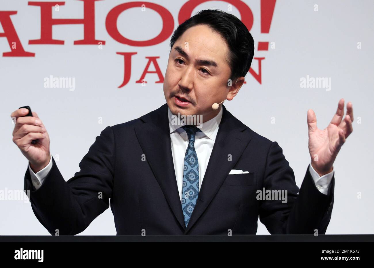 Tokyo, Giappone. 13th Dec, 2022. il presidente DI LINEA e il co-CEO di Z Holdings Takeshi Idezawa annuncia LINE, Yahoo Japan e PayPay collaboreranno per lanciare un nuovo servizio 'LINE, Yahoo! Japan, PayPay Milage' a Tokyo martedì 13 dicembre 2022. Tre società appartenenti a Z Holdings lanceranno il nuovo sistema ecologico a partire dal prossimo marzo. Credit: Yoshio Tsunoda/AFLO/Alamy Live News Foto Stock