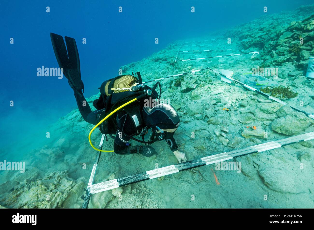 Un archeologo subacqueo sollevamento aereo sull'antico porto dell'età del bronzo scoperto a Bozburun Marmaris Turchia. Foto Stock