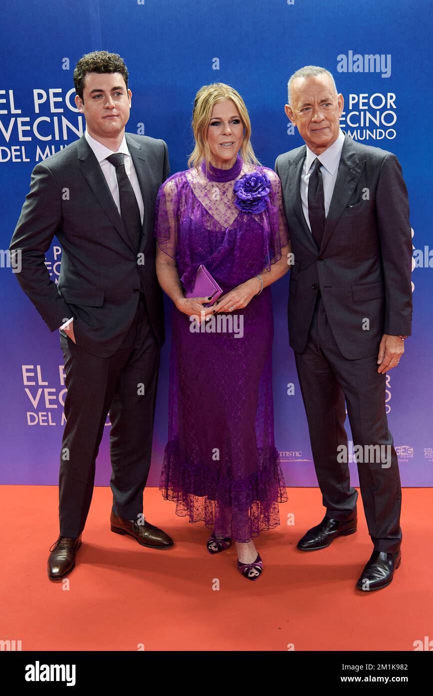 Madrid, Spagna. 12th Dec, 2022. Truman Hanks, Rita Wilson, Tom Hanks partecipa alla prima "El peor vecino del mundo" al Capitol Cinema di Madrid, Spagna (Photo by Carlos Dafonte/NurPhoto) Credit: NurPhoto/Alamy Live News Foto Stock