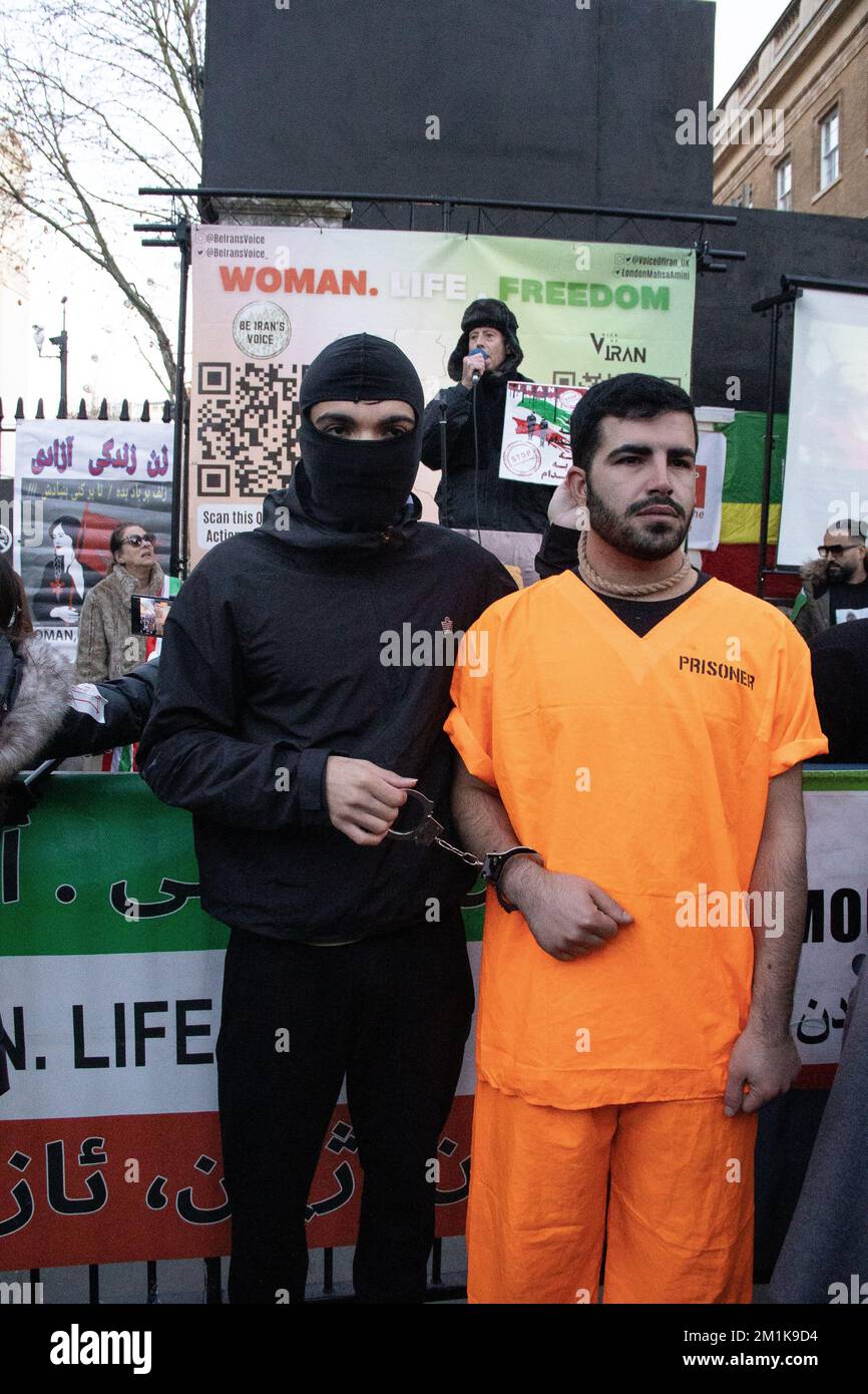 10 dicembre 2022, numero 10: Centinaia di persone hanno marciato a Londra per denunciare il regime islamico in Iran dopo l'esecuzione di Mohsen Shekari. Foto Stock