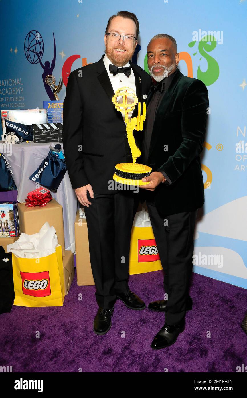 11 dicembre 2022, Los Angeles, California, USA: LOS ANGELES - DEC 11: Adam Sharp, Levar Burton al 2022 Children's & Family Emmys al Wilshire Ebell Theatre il 11 dicembre 2022 a Los Angeles, CA (Credit Image: © Nina Prommer/ZUMA Press Wire) Foto Stock