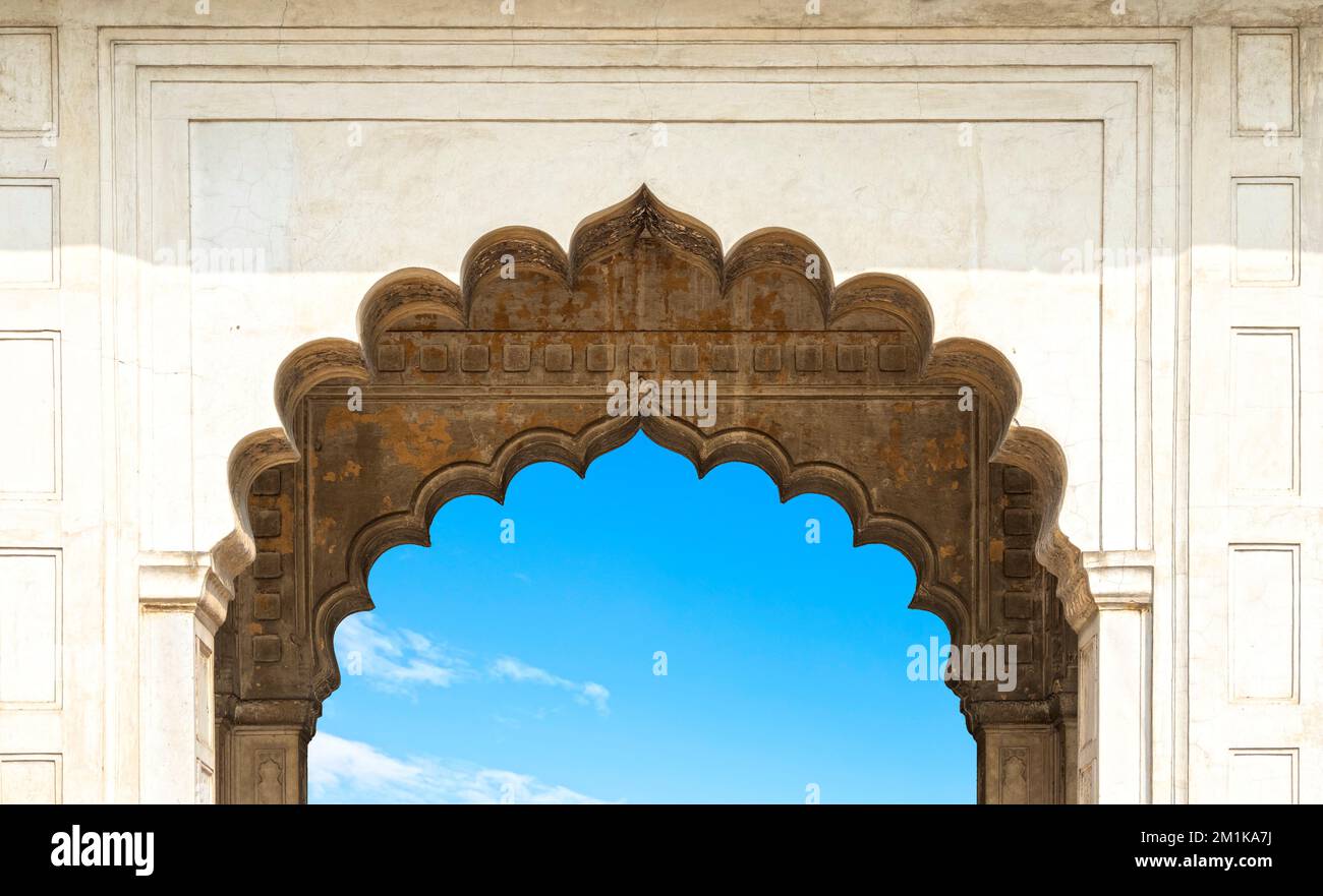 Silhouette dell'arco in marmo vintage e vista del cielo blu in India, spazio per il testo Foto Stock