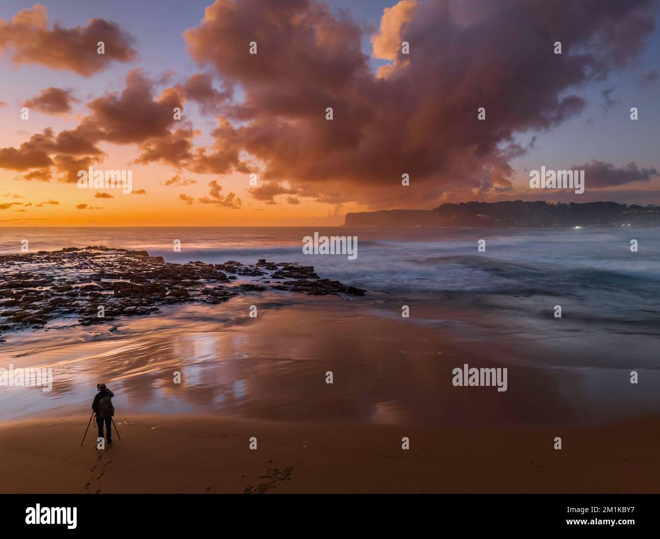 Dawn Seascape con nuvole, piattaforma rocciosa, onde di buone dimensioni e molta atmosfera a North Avoca Beach sulla costa centrale, NSW, Australia. Foto Stock