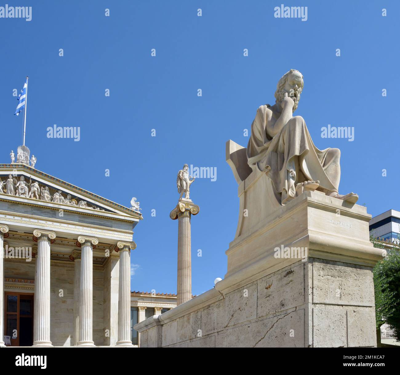 Ingresso al 19th ° secolo edificio dell'Accademia di Atene, Grecia, con statue di Socrates e dio Apollo Foto Stock
