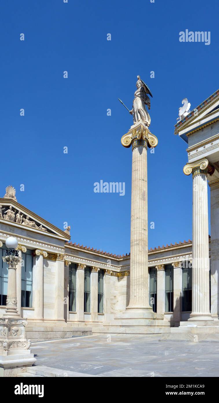 Vista parziale dell'Accademia di Atene con statua della dea Athena Foto Stock