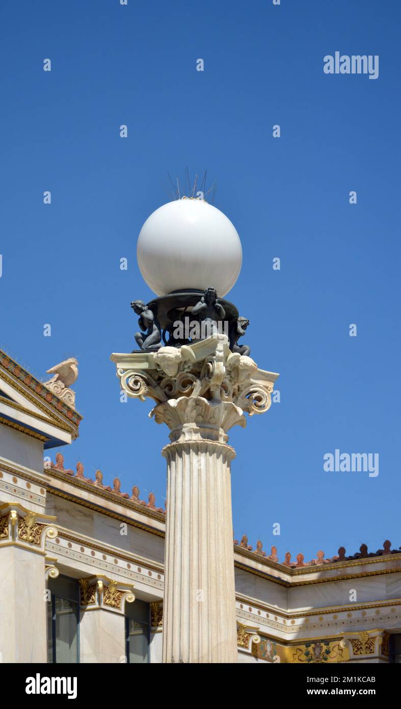 Lampada posta presso l'edificio del 19th ° secolo dell'Accademia di Atene, Grecia, uno dei più bei edifici neoclassici del mondo, progettato da Theophi Foto Stock