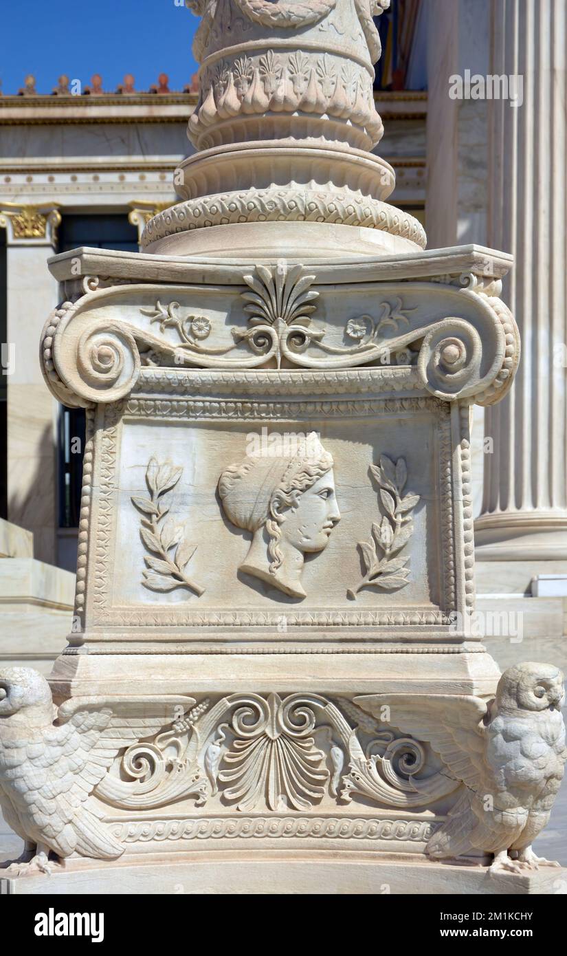 Base lampada con bassorilievo presso l'edificio del 19th ° secolo dell'accademia di Atene, Grecia, uno degli edifici neoclassici più belli del mondo Foto Stock