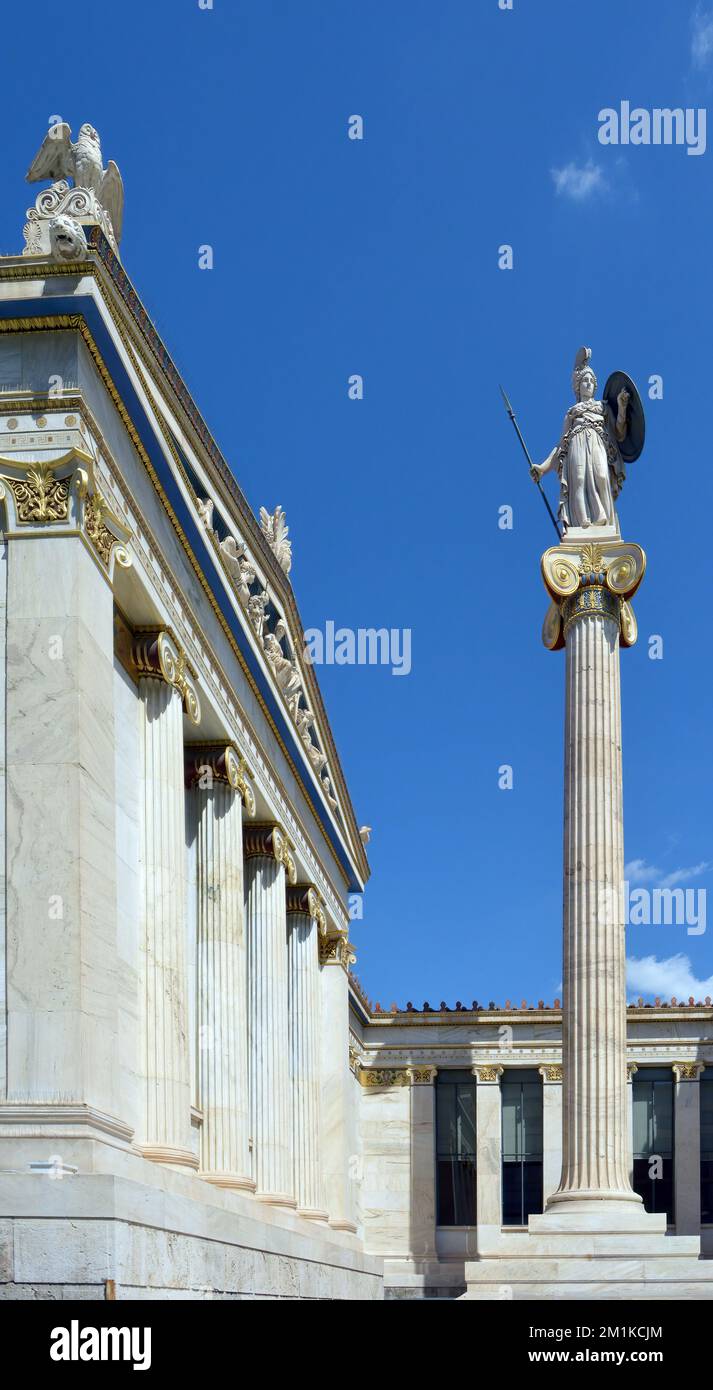 Statua della dea Athena ad Atene, Grecia e vista parziale dell'edificio del 19th ° secolo dell'accademia di Atene, Grecia Foto Stock