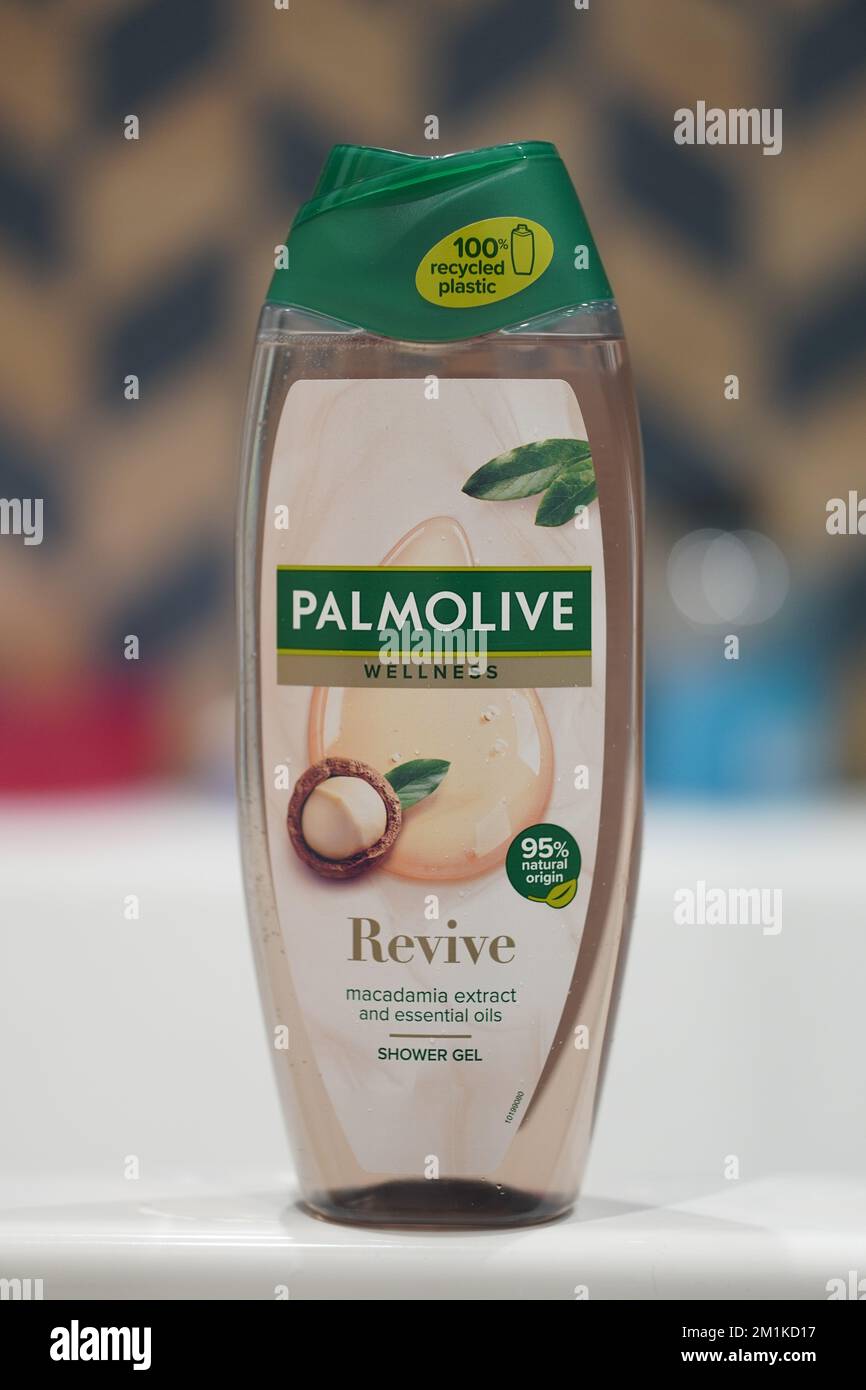 Uno shot verticale di un gel doccia Revive di marca Palmolive in una bottiglia di plastica Foto Stock