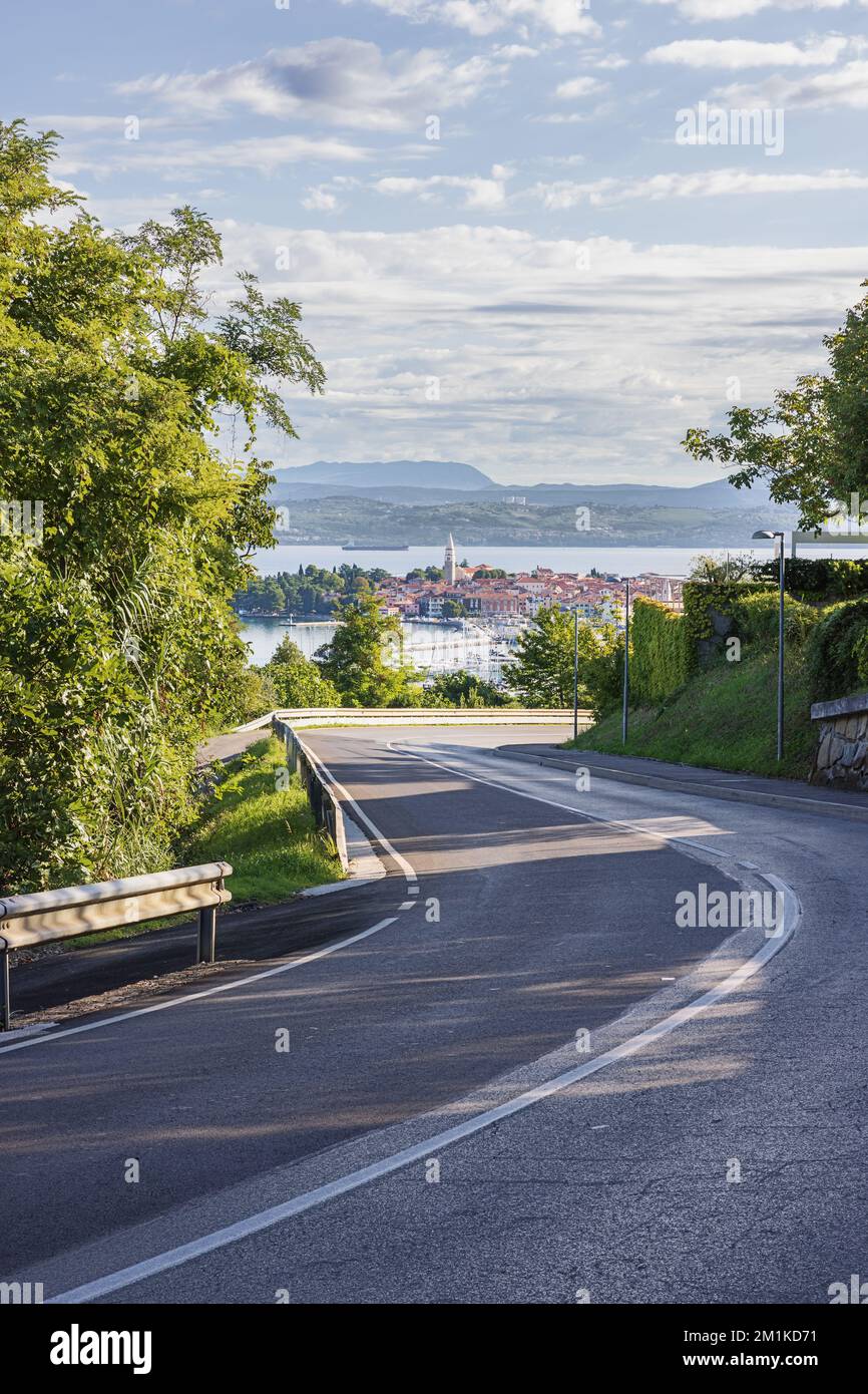 Una strada tortuosa per Izola con il Mare Adriatico sullo sfondo Foto Stock