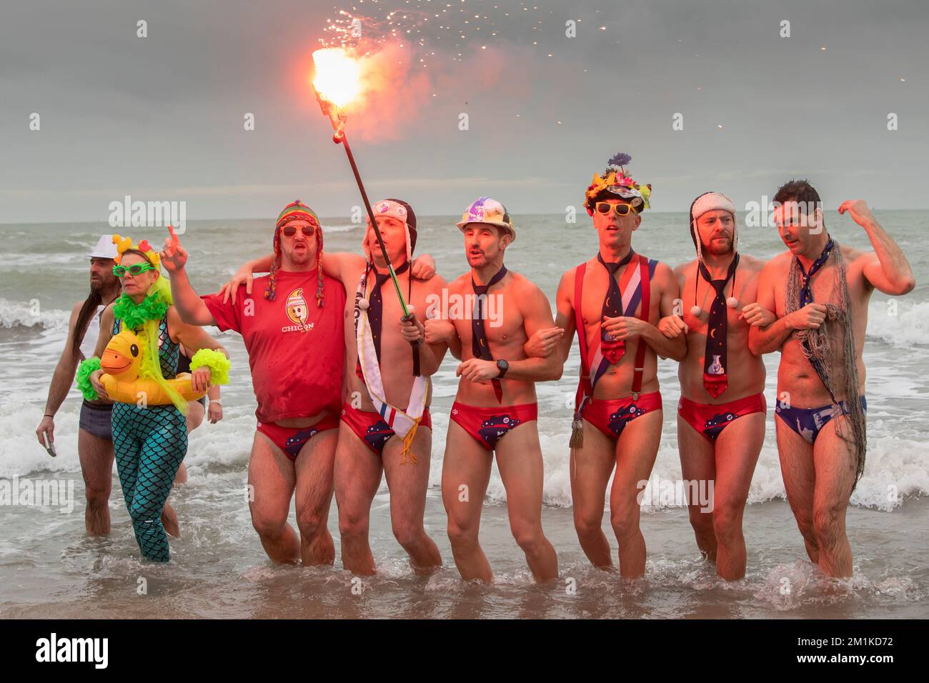 Le persone che partecipano al tradizionale 'Bain de Givres' come parte delle celebrazioni di Capodanno il 1 gennaio, Malo-Les-Bains spiaggia a Dunkerque Foto Stock