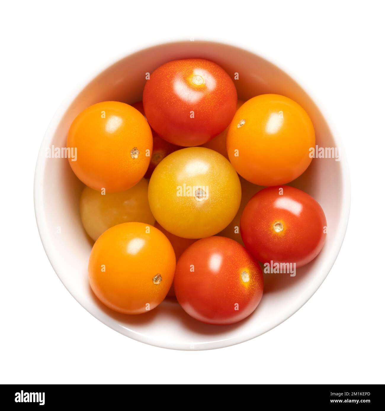 Pomodori ciliegini colorati in una ciotola bianca. Tipo fresco e maturo di pomodori piccoli e tondi da cocktail, di colore rosso, giallo e arancione. Foto Stock