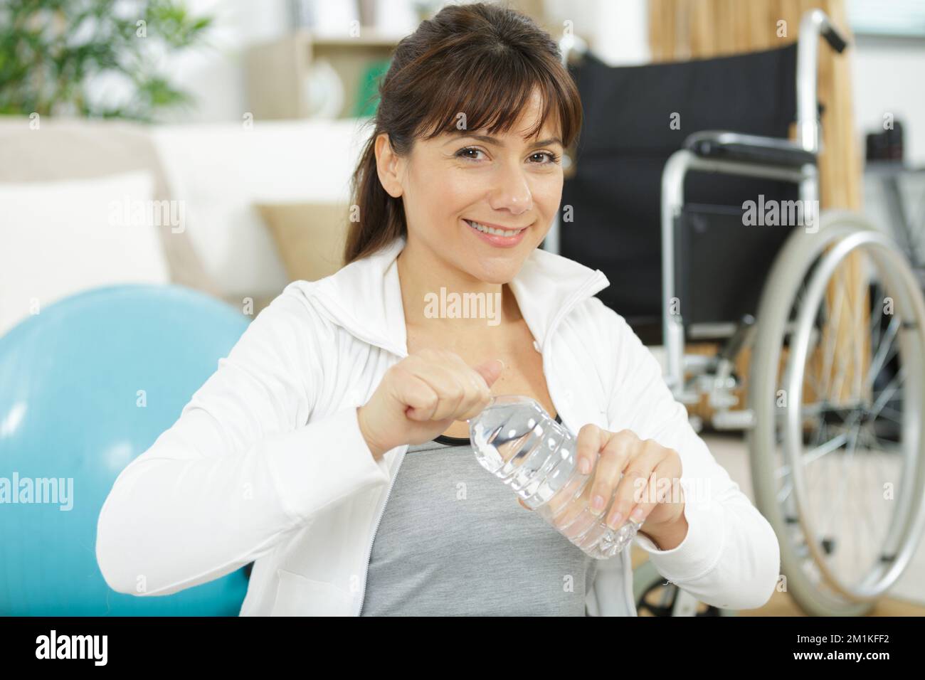 donna che si esercita con la sfera di stabilità Foto Stock