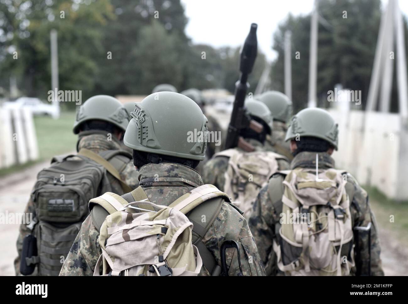 Soldati con granata anticarro dal retro. Militare. Guerra. Foto Stock