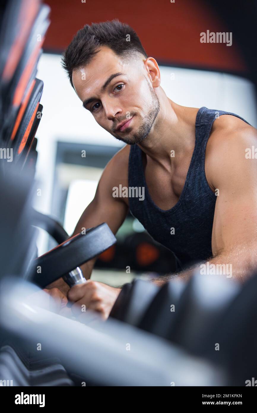 allenatore sportivo con manubri in palestra Foto Stock