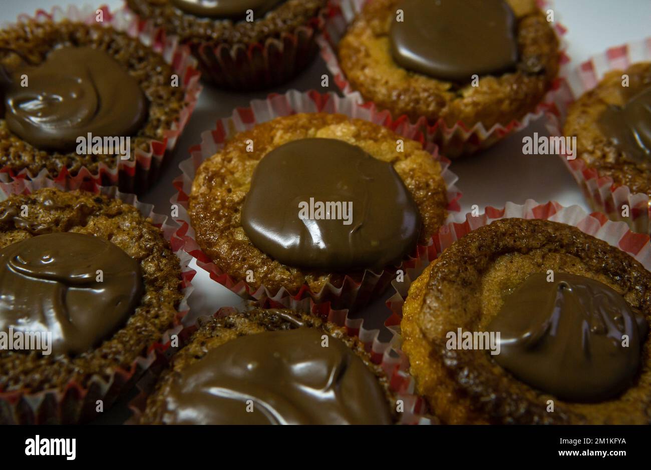 Primo piano di cupcake ricoperti di cioccolato fatti in casa. Immagine di sfondo pasticceria Foto Stock