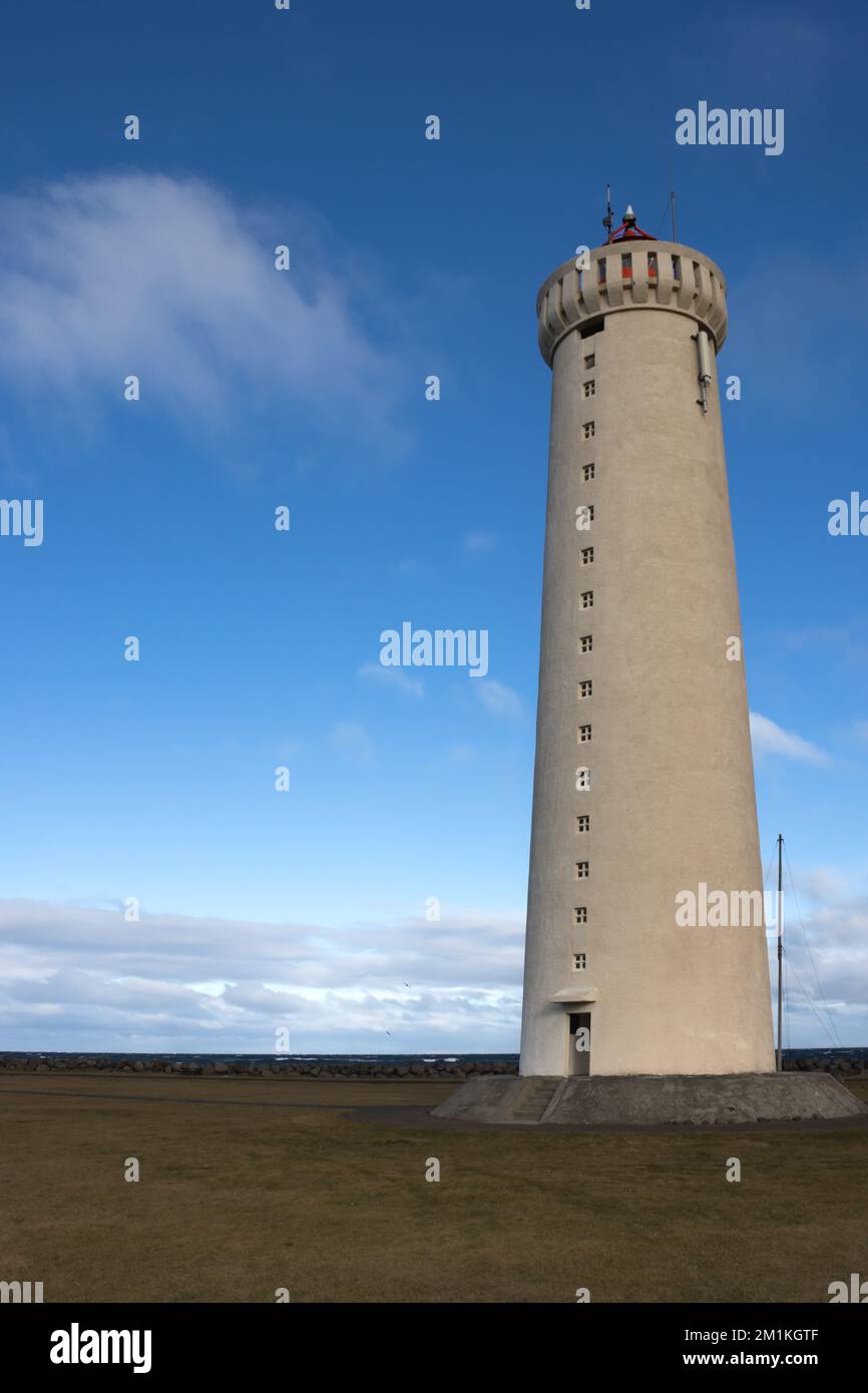 Gardskagaviti - il faro e il museo più alti dell'islanda. Situato su un prato vicino al vecchio faro. Cielo blu con nuvole bianche. Sudurnesjabear., Foto Stock