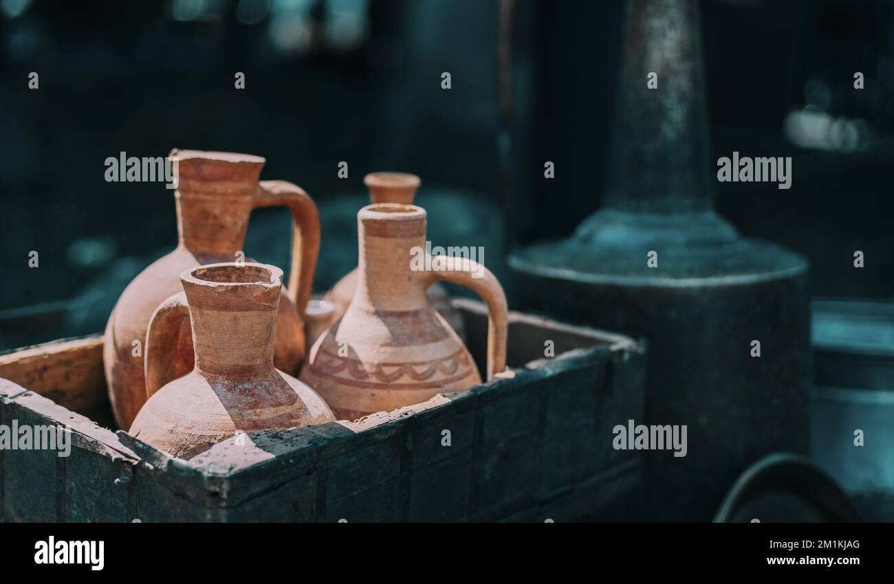 Vasi di argilla tradizionale georgiana per il vino. Set di tradizionali brocche georgiane di vino Clay. Caraffe in argilla orientali fatte a mano per il vino Foto Stock