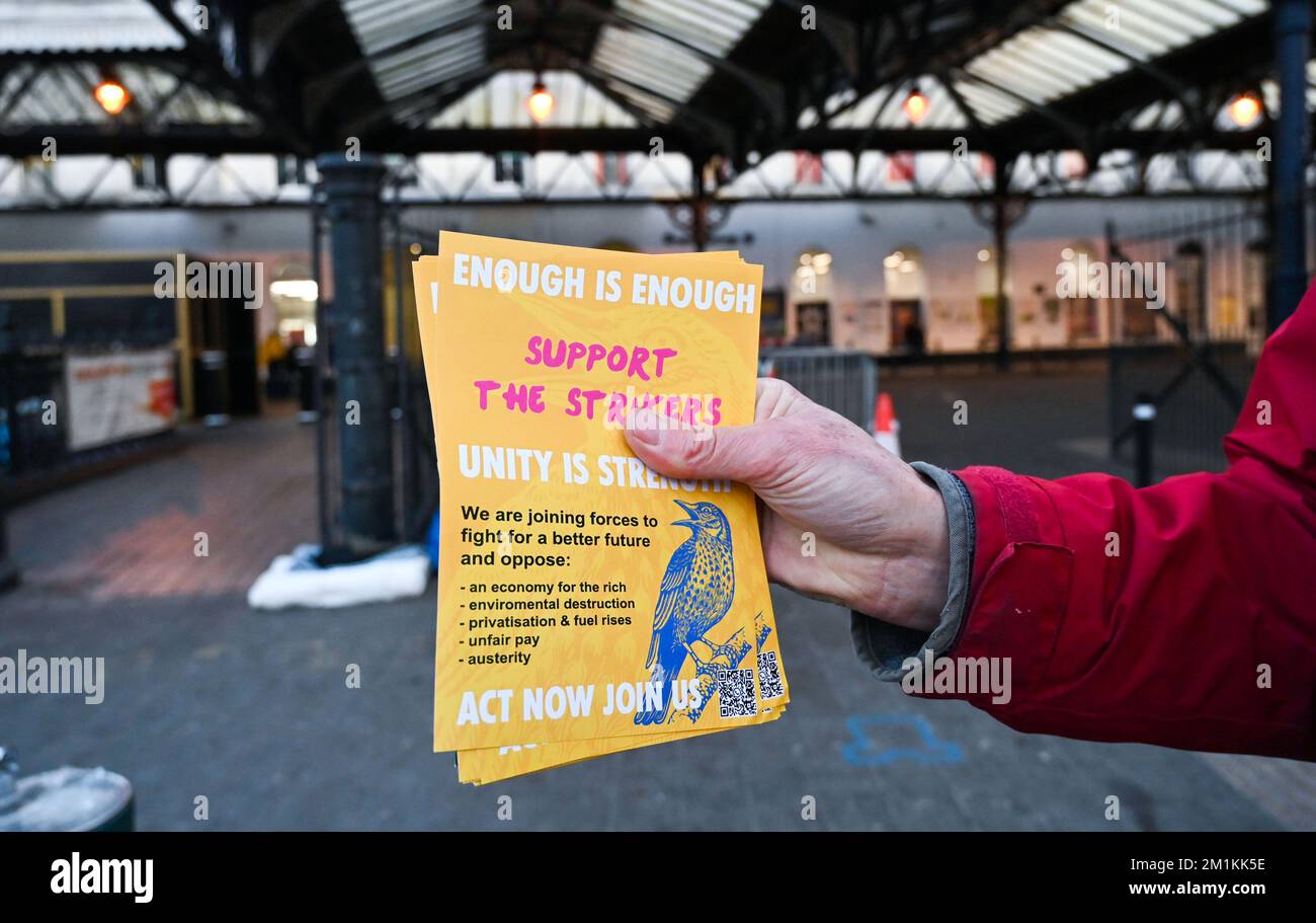 Brighton UK 13th dicembre 2022 - i sostenitori della ferrovia scioperi al di fuori della stazione ferroviaria di Brighton questa mattina . : Credit Simon Dack / Alamy Live News Foto Stock