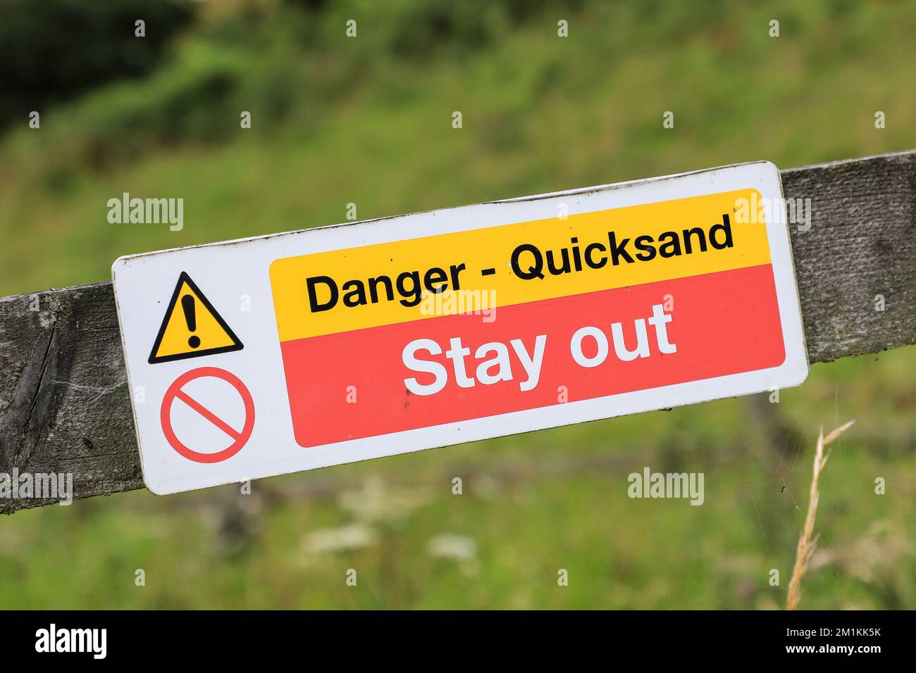 Un segnale di avvertimento che dice "pericolo - Quicksand", "stare fuori", Inghilterra, Regno Unito Foto Stock