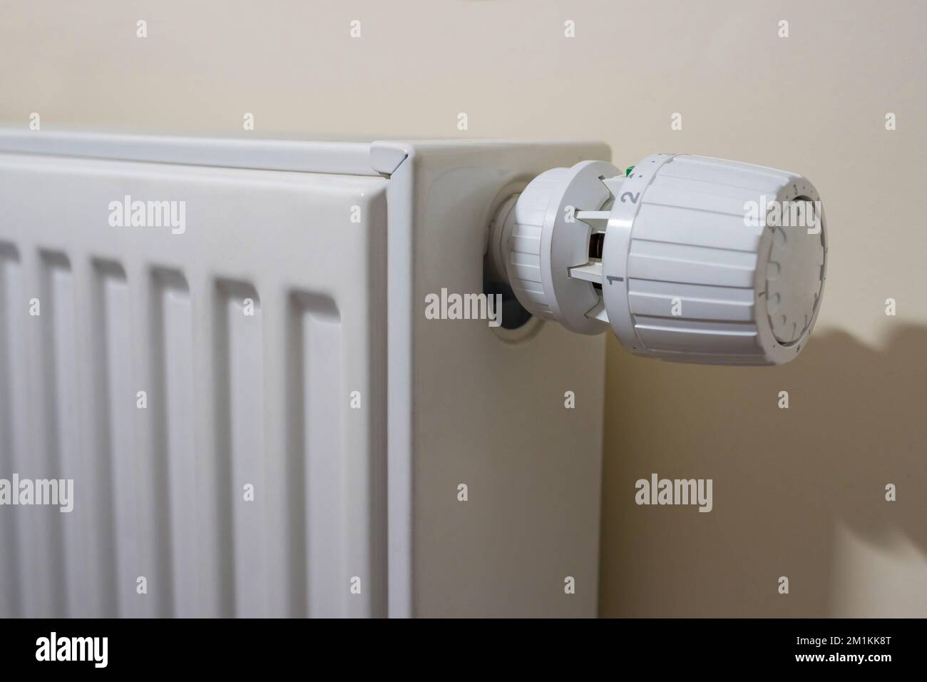 radiatore di riscaldamento contro la parete gialla Foto Stock