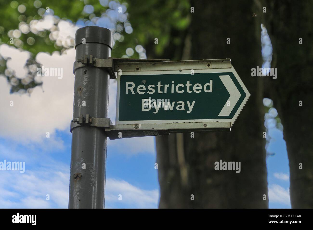 Un cartello di accesso limitato in metallo, Derbyshire, Inghilterra, Regno Unito Foto Stock