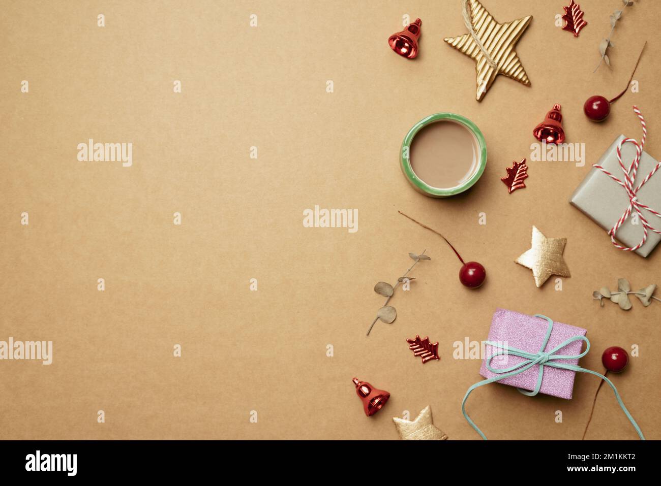 Ornamento di Natale e scatola regalo su sfondo marrone. Decorazione invernale di Natale. disposizione piatta, vista dall'alto, spazio di copia Foto Stock