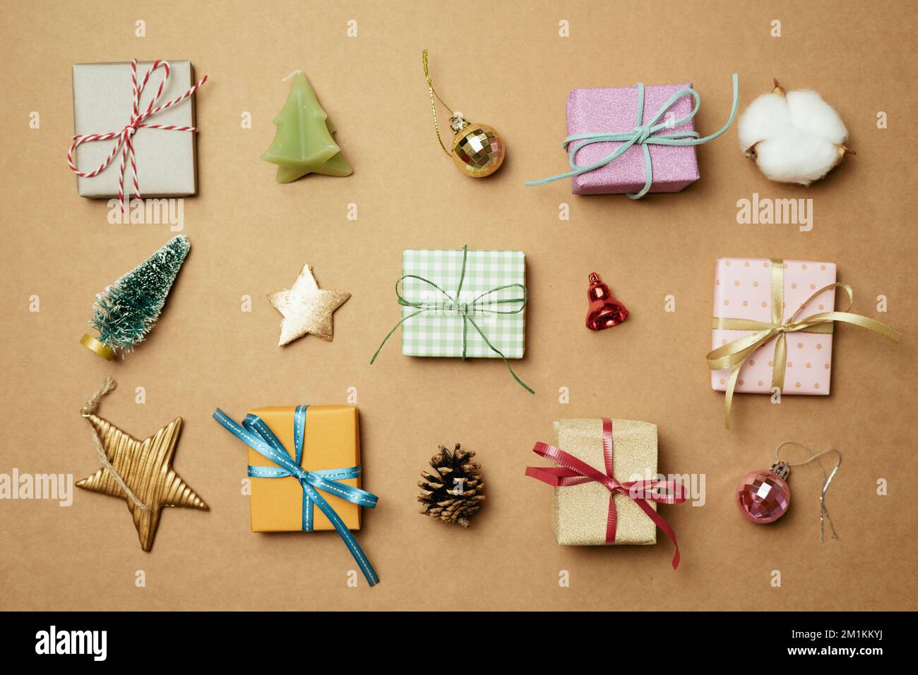 Ornamento di Natale e scatola regalo su sfondo marrone. Decorazione invernale di Natale. piano di giacitura, vista dall'alto Foto Stock