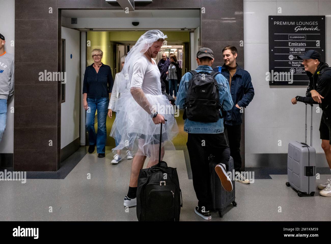 Una festa di Stag all'Aeroporto Gatwick di Londra, West Sussex, Regno Unito. Foto Stock