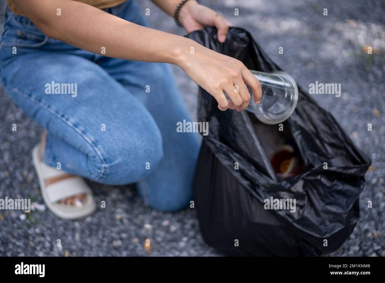 volontariato, beneficenza, pulizia, persone e concetto di ecologia Foto Stock