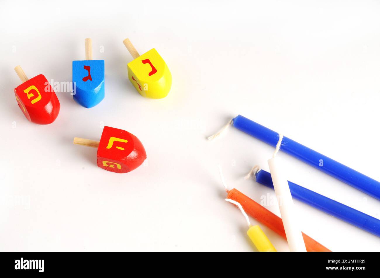 Hanukkah spinning top e candele - tradizionale festa ebraica Foto Stock