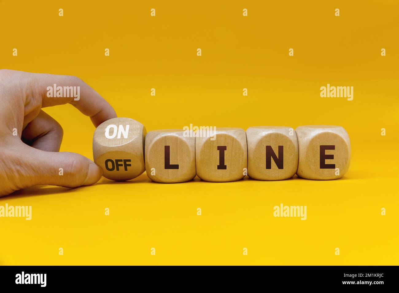 La mano gira un cubo e cambia la parola 'offline' in 'online' Foto Stock