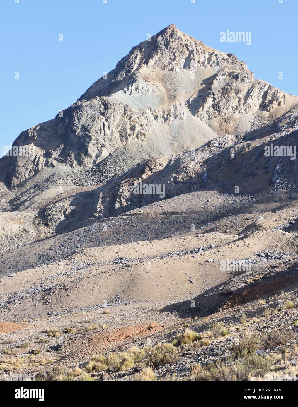 Arido paesaggio montano vicino alla strada non fatta che corre attraverso le montagne tra Huachupampa, e San Mateo. San Mateo, Lima, Perù. Foto Stock