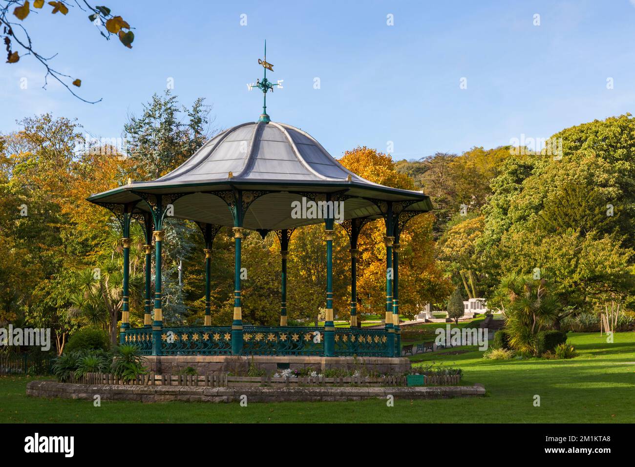 Banda vittoriana nel parco municipale di Grove Park a Weston Super Mare, Somerset, Regno Unito, in ottobre Foto Stock