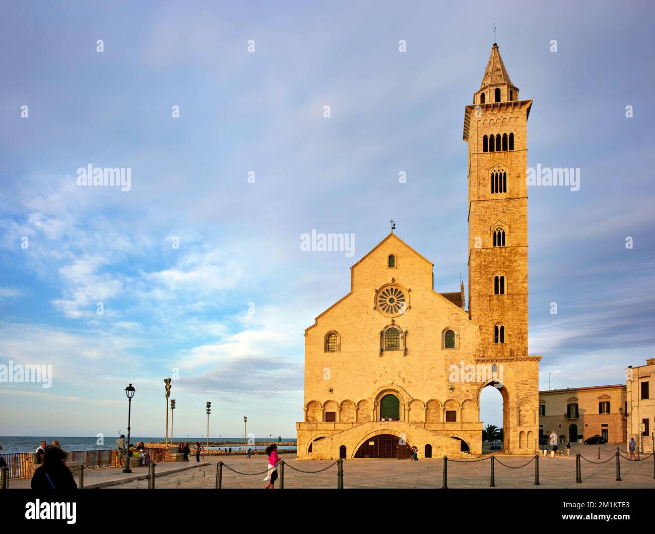 Puglia Puglia Italia. Trani. Basilica Cattedrale Beata Maria Vergine Assunta dedicata a San Nicola al tramonto Foto Stock