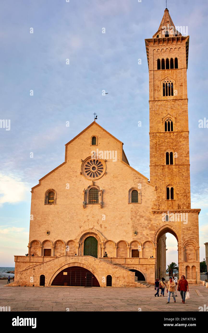 Puglia Puglia Italia. Trani. Basilica Cattedrale Beata Maria Vergine Assunta dedicata a San Nicola al tramonto Foto Stock