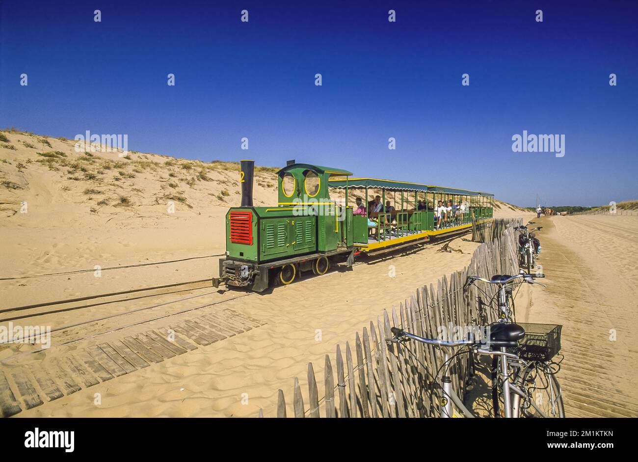 Francia. Aquitania. Gironde (33). Bassin d'Arcachon. Cap Ferret. Il trenino turistico arriva alle spiagge oceaniche Foto Stock