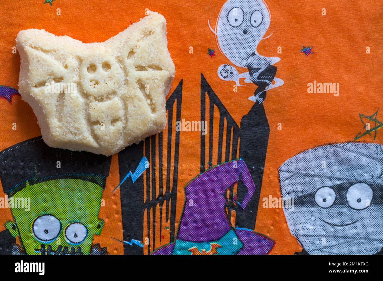 Piccolo Halloween tema tutto il burro shortbread biscotto ghoul fantasma biscotto su tovagliolo di Halloween serviette di colore arancione Foto Stock