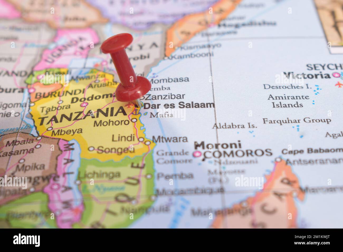 Puntino rosso che indica la posizione di Dar es Salaam Mappa Mondiale primo piano Visualizza fotografia d'archivio Foto Stock