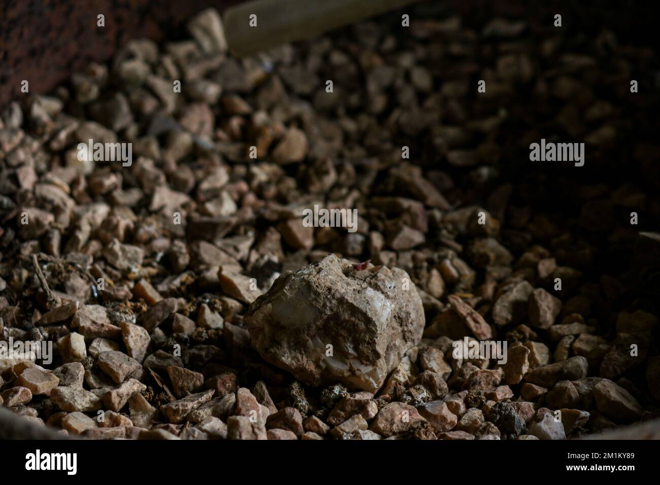 Struttura in ghiaia su sfondo chiaro Foto Stock