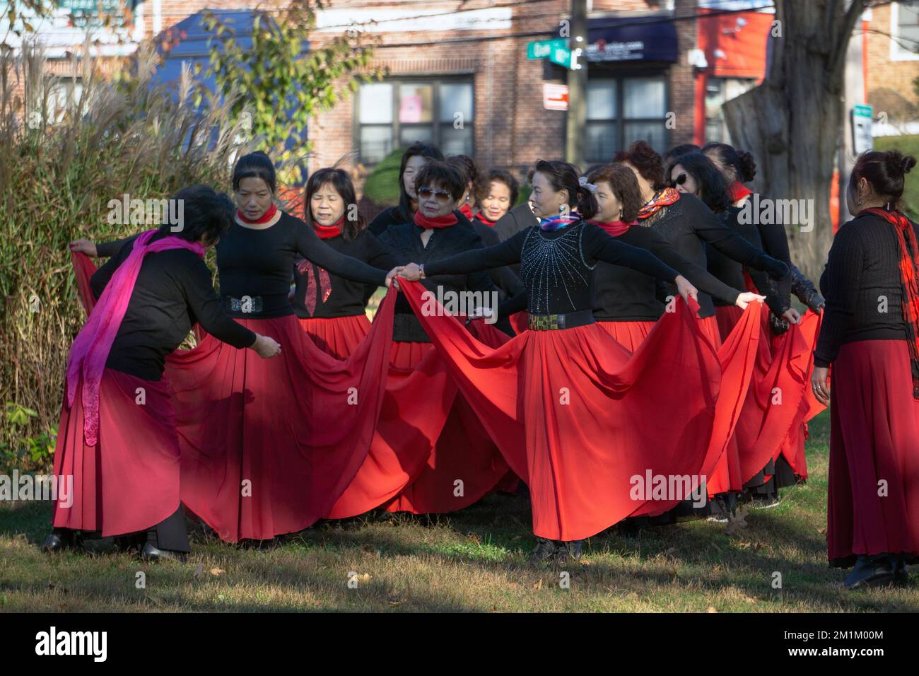 Donne cinesi americane in un gruppo di esercizi di danza Yuanji posa e preparati per le foto in un parco a Queens, New York City. Foto Stock