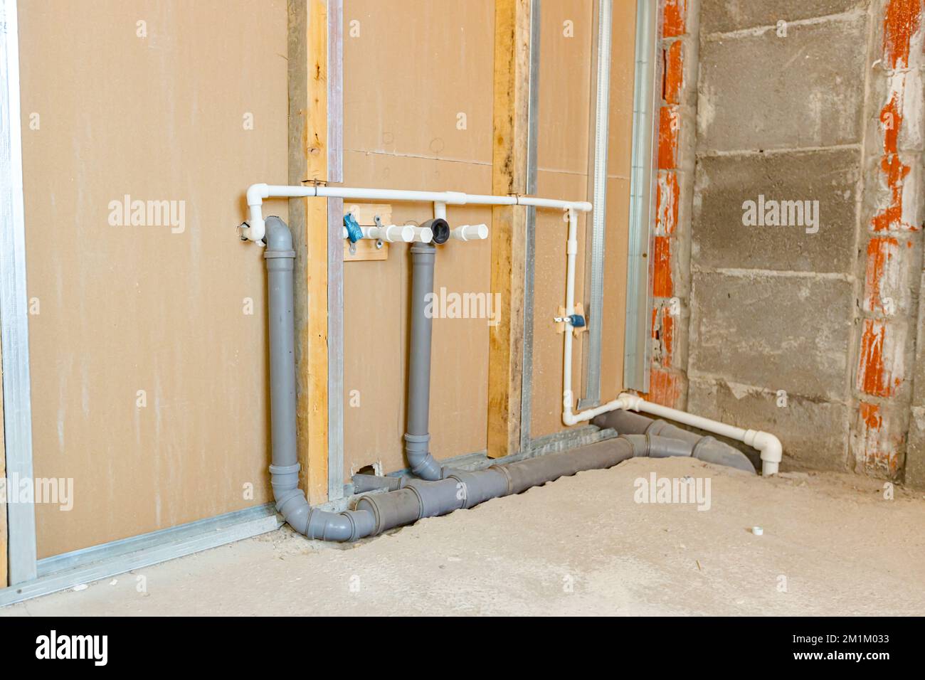 Nuova installazione di acqua, tubi di fognatura in PVC grigio a montaggio  esposto montati sulla parete in cartongesso Foto stock - Alamy