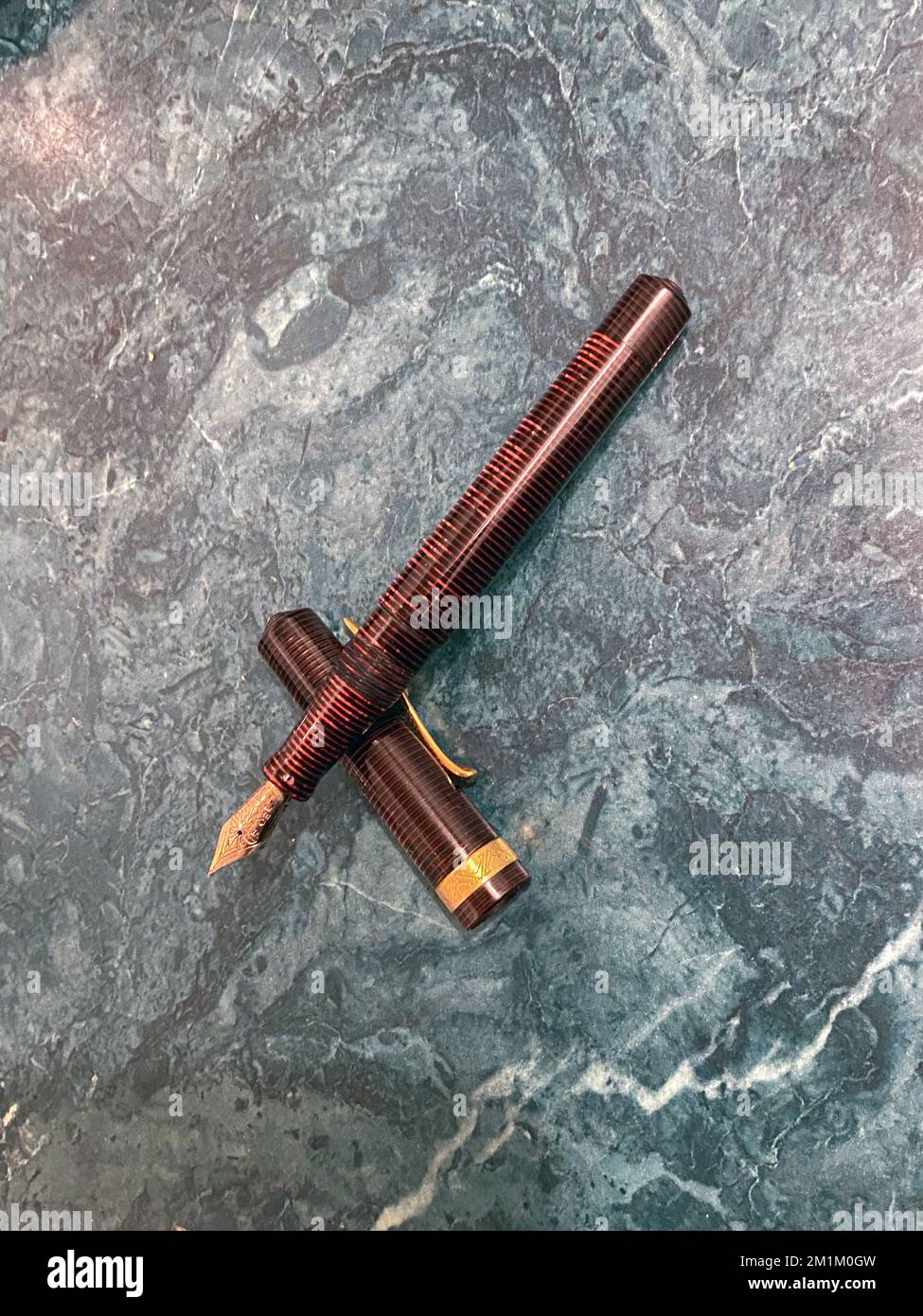 Una penna stilografica rossa di borgogna Visconti Manhattan del 1990s. Foto Stock