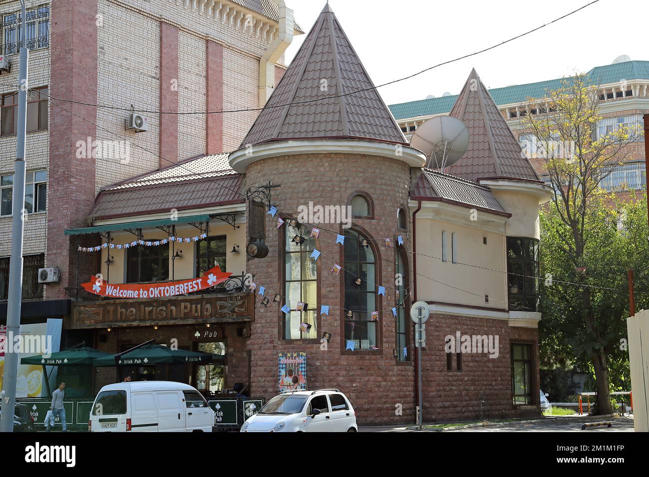 Pub irlandese, Taras Shevchenko Street, Tashkent meridionale, Provincia di Tashkent, Uzbekistan, Asia centrale Foto Stock