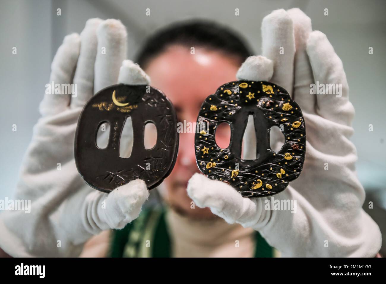 Londra UK 13 dicembre 2022 quattro Tsuba (Guardie a mano) periodo Edo (1615-1868), da 17th a 19th centuriIl primo rettangolare arrotondato, shibuichi con calligrafia scalpellata e intarsio piatto di oro, argento, shakudo, E rame, raffigurante da un lato un cortigiano che legge una lettera e dall'altro il testo della lettera, firmato Oju Tsuneyuki horu Est £ £1.200 - £1.800 Samurai Swagger vendita il 16 dicembre. Paul Quezada-Neiman/Alamy Live News Foto Stock