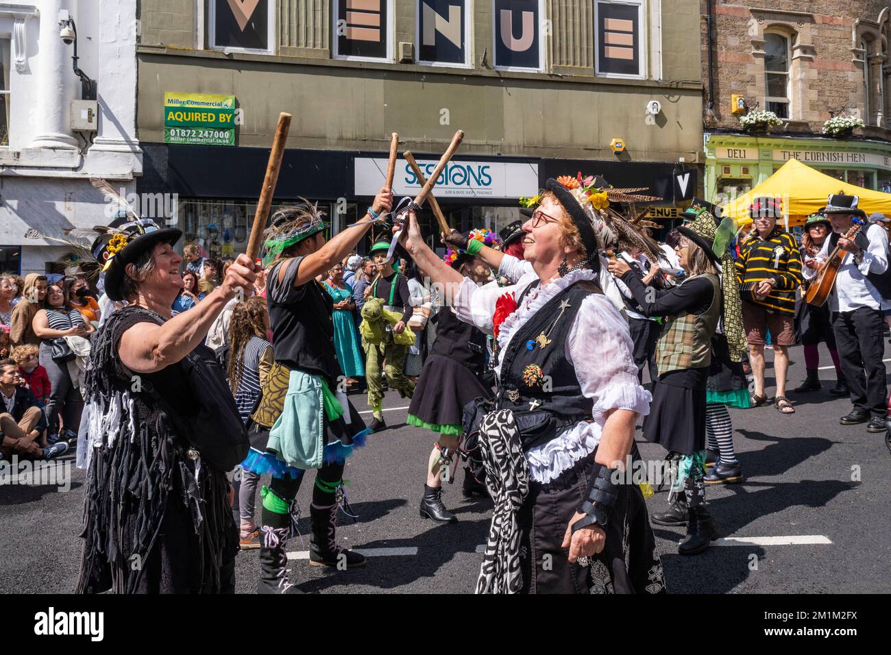 Penzance Pensans Morris ballare in una parata il giorno di Mazey nel festival di Golowan a Penzance in Cornovaglia nel Regno Unito. Foto Stock