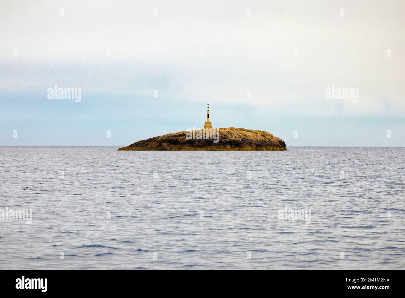 Illote de SA Mitjana, situata tra San Telmo, Maiorca e il Parco Naturale dell'Isola della Dragonera, Isole Baleari, Spagna Foto Stock