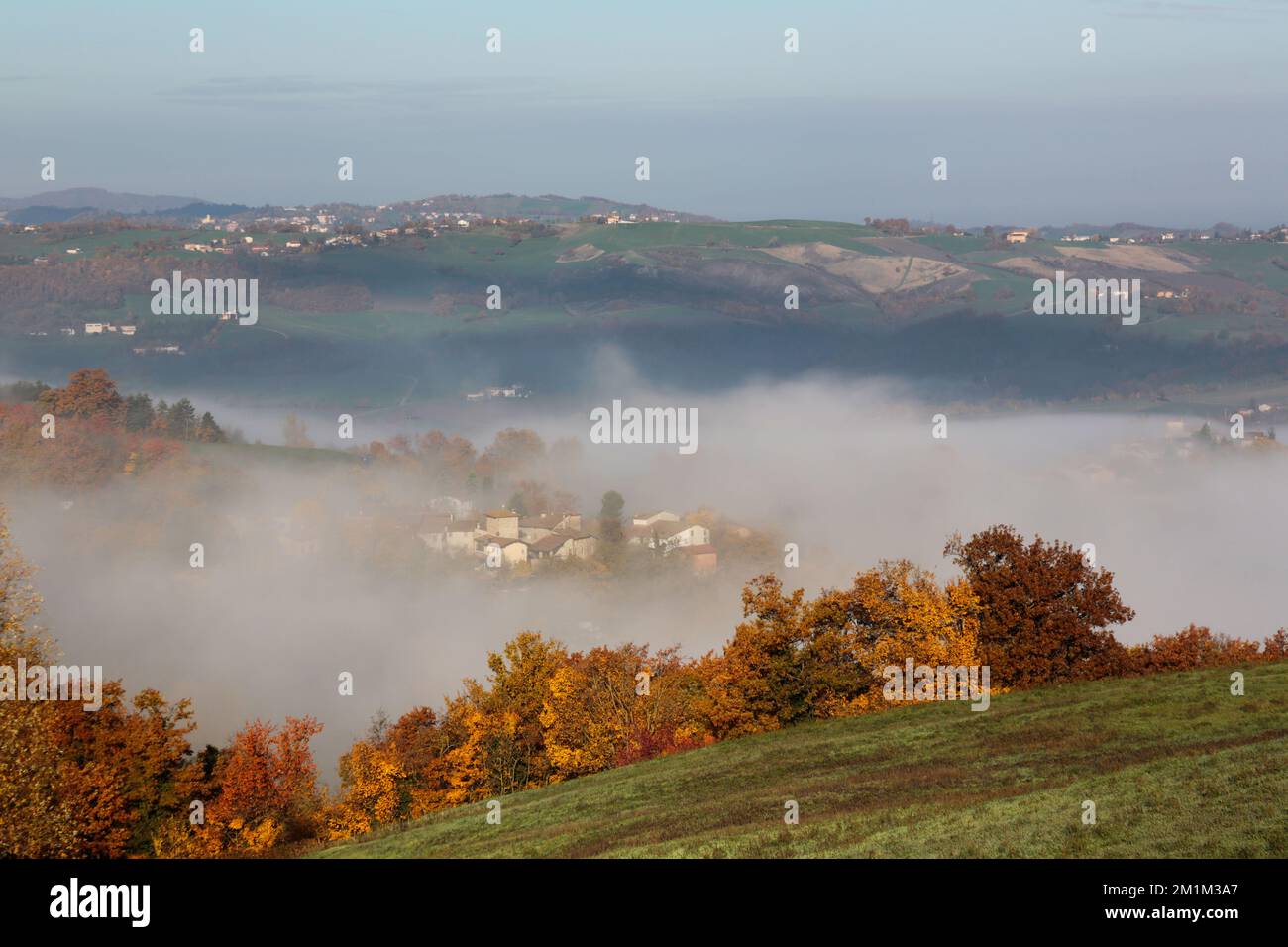 Paesaggio autunnale dell'Appennino tosco-emiliano con nebbia Foto Stock